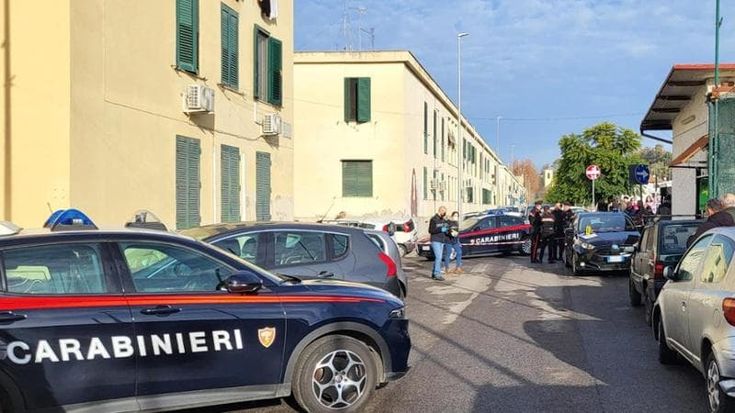 Incubo al Trullo, due esplosioni e un uomo di 25 anni accoltellato in strada: è grave