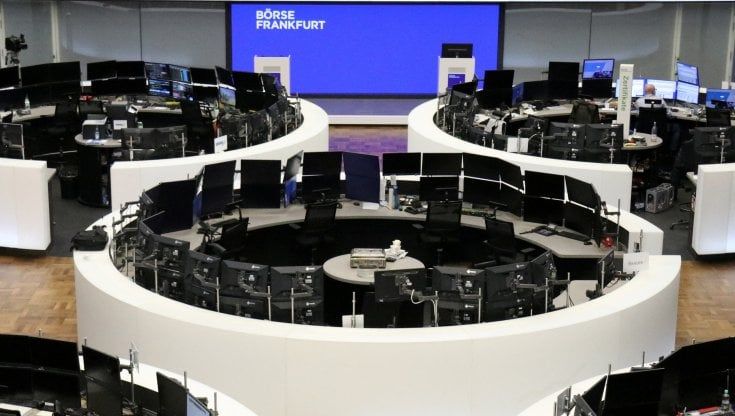Le Borse di oggi, 17 dicembre. Omicron spaventa ancora i mercati, listini Ue in calo. Crisi Evergrande: per S&P è insolvente