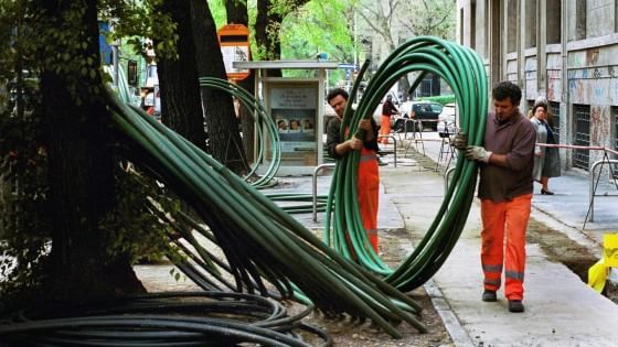 Il governo affida all'Enel le chiavi del progetto sulla banda ultralarga. Telecom messa all'angolo