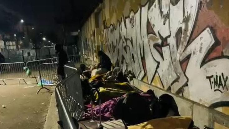 La vergogna dei permessi di soggiorno: costretti a dormire in coda al gelo per un documento
