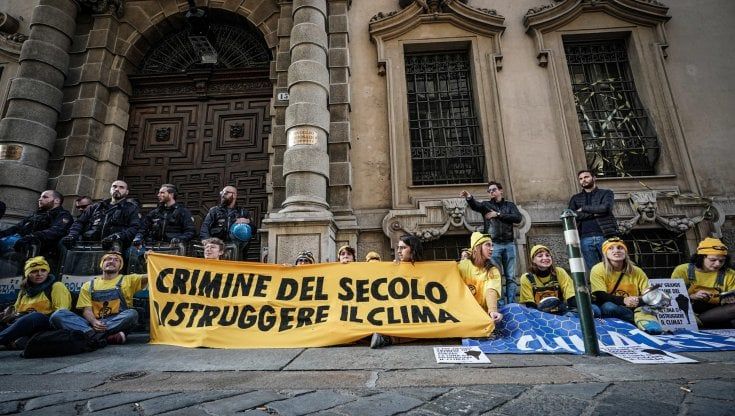 Attivisti vestiti da minions bloccano l'entrata a Palazzo Lascaris: "Crimine del secolo: distruggere il clima"