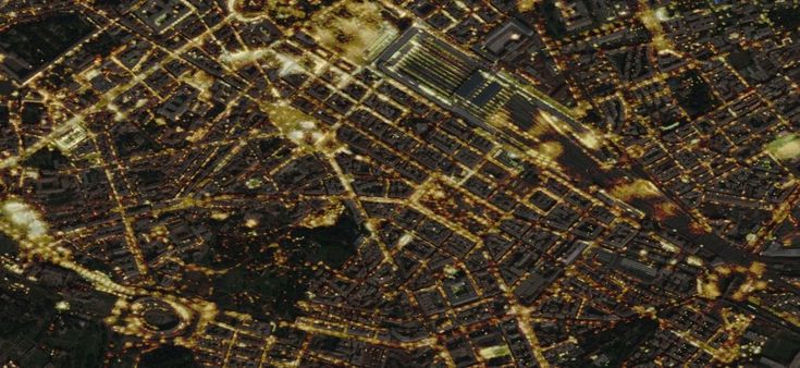Seguendo dal cielo le luci dei lampioni