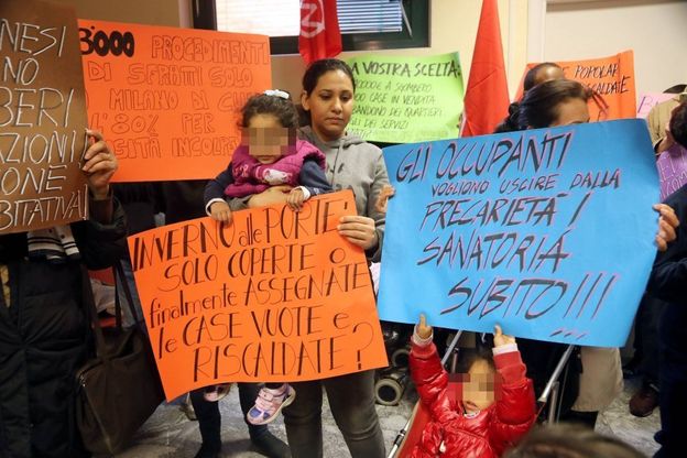 Emergenza casa a Milano, anche i bimbi al blitz con i cartelli: "Sanatoria subito" 