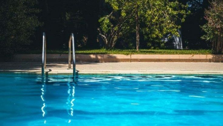 Bambina di due anni muore cadendo in piscina: la tragedia a Lonato del Garda durante una serata in famiglia