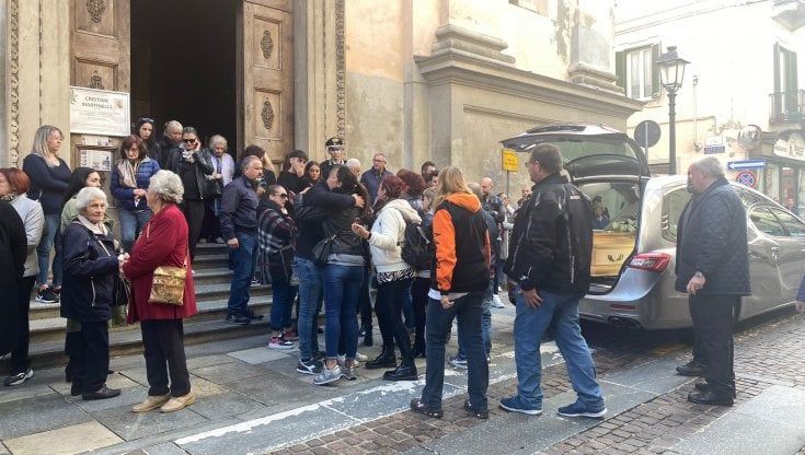 Funerali del ragazzo ucciso a Casale Monferrato, la madre: "Cristian merita giustizia"