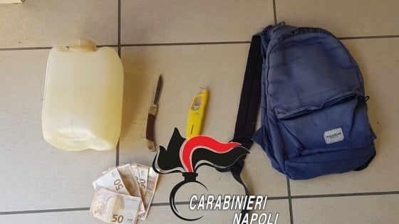Pretende il saldo di un credito, cosparge di benzina l'agenzia di vigilanza e minaccia