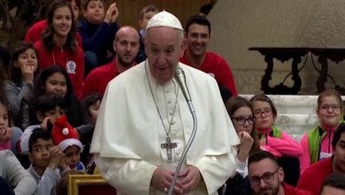 Papa Francesco, festa di compleanno con i bambini: "La torta sembra buona, possiamo mangiarla?"