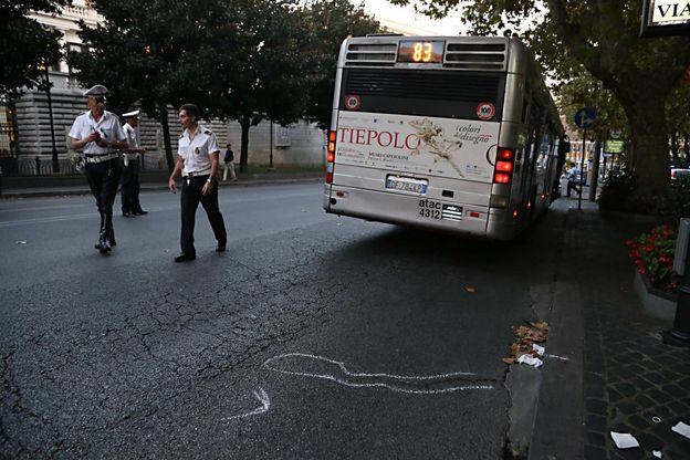 Via Veneto, autobus investe padre e figlia mentre attraversano la strada