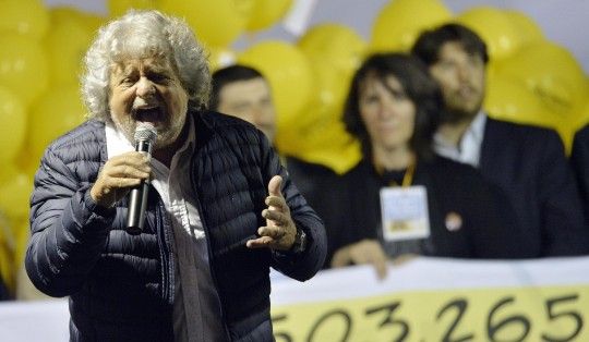 Grillo a Milano: "Siamo noi gli eredi di Berlinguer, saremo cattivissimi"
