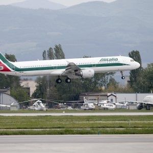 Alitalia, da commissari e Patuanelli "perplessità" sul rinvio, in arrivo condizioni 