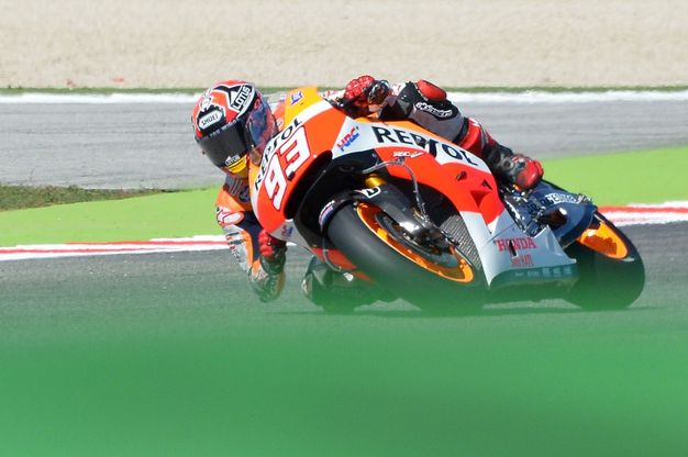 MotoGp, Marquez scivola e la moto non parte