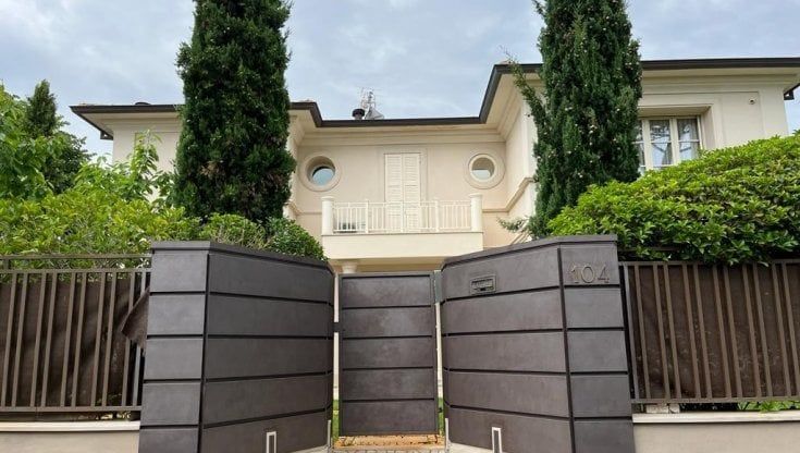 L'agenzia di Forte dei Marmi: "La villa di Zelensky non è stata affittata a una coppia russa"