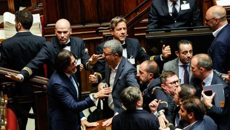 Il ritorno degli assenti. Stavolta il Def passa, ma l’Aula è un ring. L’Aventino del Pd