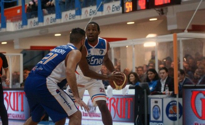 Basket, emozioni forti a Brindisi<br/>Cant&ugrave; sconfitto all'ultimo secondo