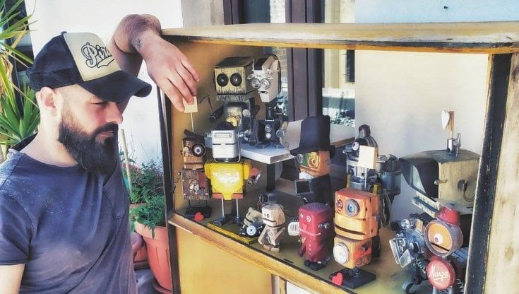Perde il lavoro per il Covid e si reinventa realizzando con gli scarti un robot al giorno: "Non è mai finita, neanche per gli oggetti"
