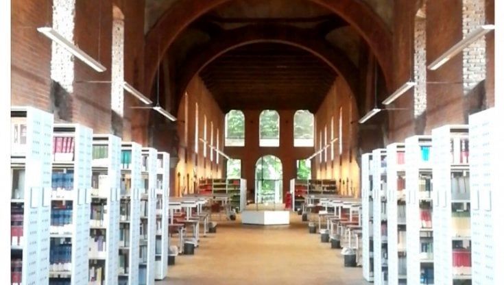 Milano, operaio 65enne cade da tre metri mentre lavora nella biblioteca dell'università Statale: è grave