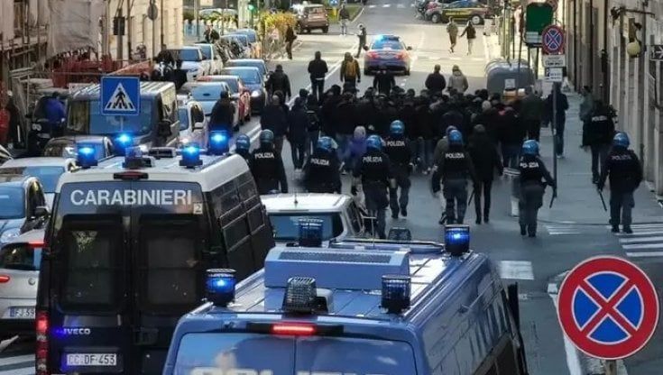 Spezia-Lazio, scontri tra tifosi in città prima della partita: tre feriti e un arresto