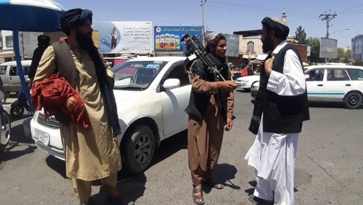 Afghanistan, i talebani a 50 chilometri da Kabul: "La Nato manterrà la sua presenza diplomatica nella capitale"