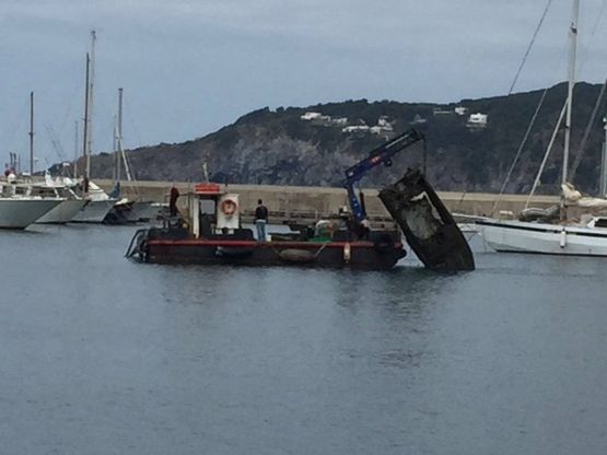 Via relitti e rifiuti, il porto di Forio torna a “respirare”