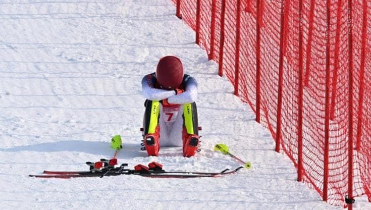 Disastro Shiffrin, cade anche nello slalom: il buio oltre i Giochi per l'atleta più vincente dello sci