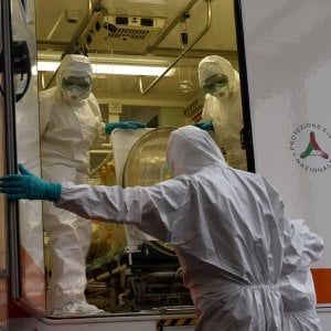 Virus, donna morta a Napoli: si ferma il Pronto soccorso. Un'anziana deceduta a Pozzuoli
