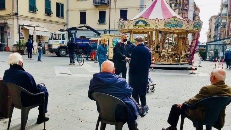 Covid, il sindaco alla Spezia smonta le panchine contro gli assembramenti, gli anziani si portano la sedia da casa 