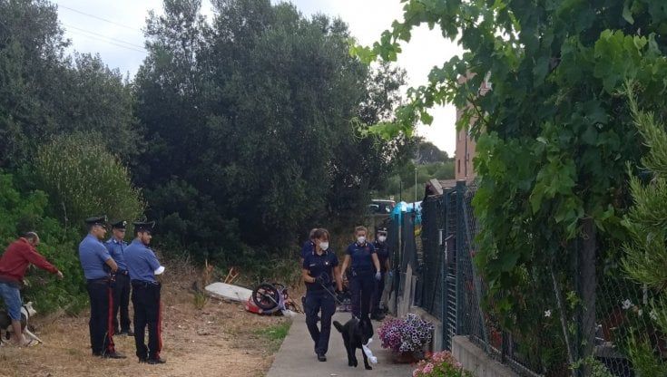 Civitavecchia, blitz negli alloggi occupati: sequestrate balestre e droga