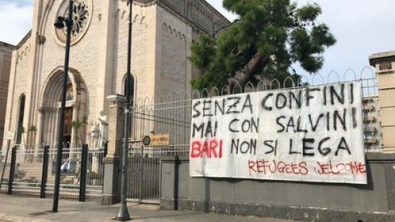 Salvini a Bari, comizio in via Sparano. "Rispondiamo all'odio con gli striscioni"