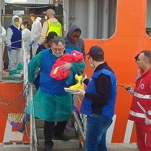 Maxi sbarco di migranti. Tra loro un neonato di appena sei ore