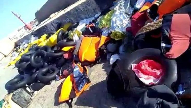 Hotspot Lampedusa, gli addetti minacciano lo sciopero. E per la pulizia del molo solo 3 suore e le mamme volontarie