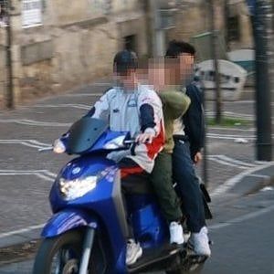 Napoli, baby gang in moto terrorizzano i passanti: sei identificati