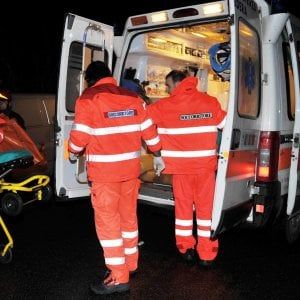 Piacenza, auto travolge clienti del bar: un morto. Conducente rischia il linciaggio
