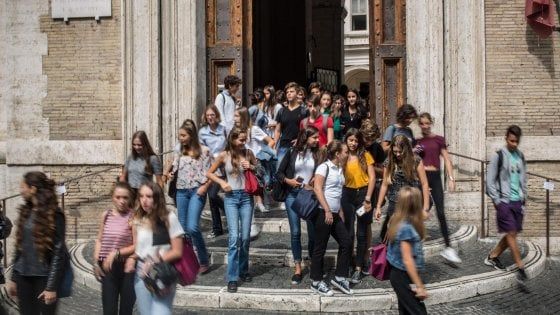 Scuola, si cambia: maturità con due soli scritti e voti a lettere fino alle medie 