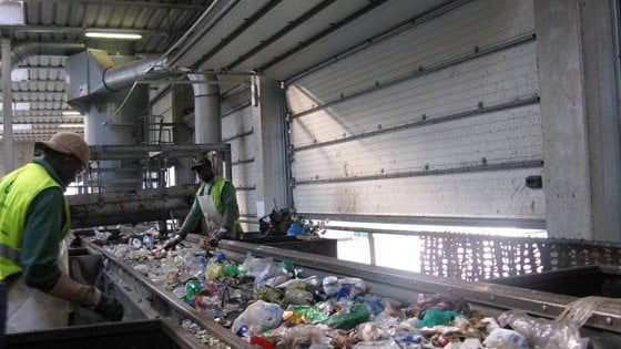 Rifiuti, in Italia 2,1 milioni di tonnellate di plastica: se ne ricicla solo un quarto