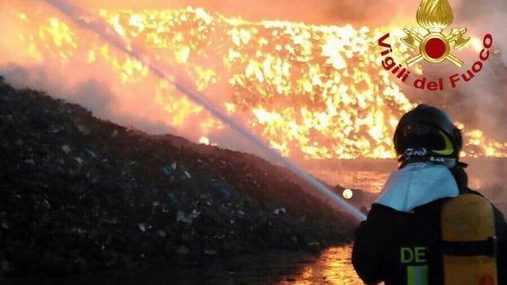 Incendio all'ex Alfa di Arese, rogo domato. "Nessun rischio per la salute"