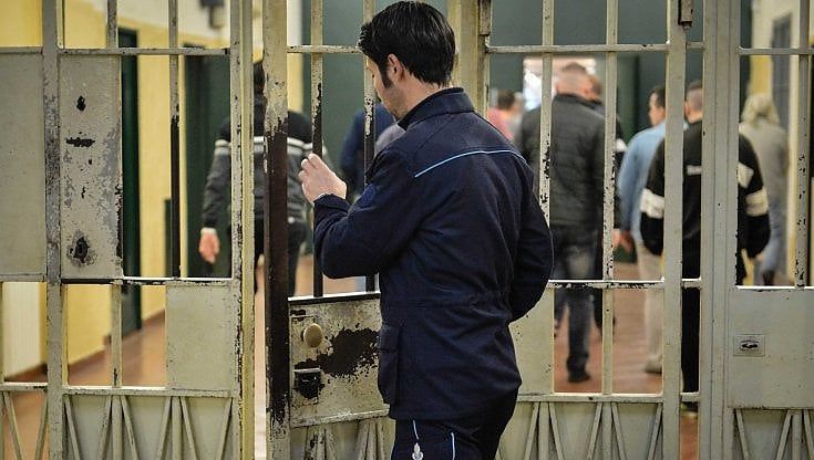 Bari, detenuto appicca incendio in cella. Il Sappe: "Dramma evitato grazie all'unico agente nella sezione"