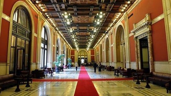 Coronavirus, scende il sipario sul Transatlantico: "Serve più spazio per i parlamentari" 