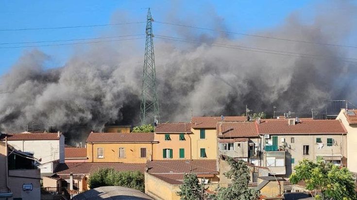 Demolizione alle ex acciaierie, nube di polvere su Piombino, le proteste degli abitanti