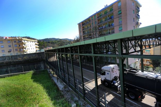 Genova, le case con vista traffico  