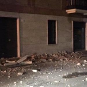 Alessandria, crolla cornicione di 20 metri: auto danneggiate, nessun ferito