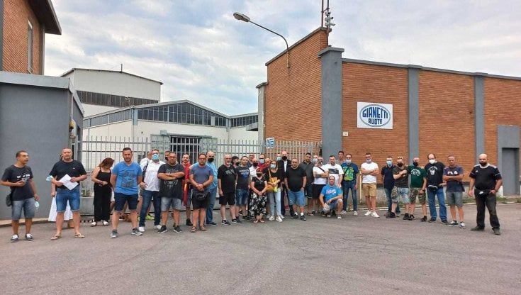 La Gianetti Ruote chiude: 152 operai licenziati all'improvviso con una mail: "Prima in ferie, poi a casa"