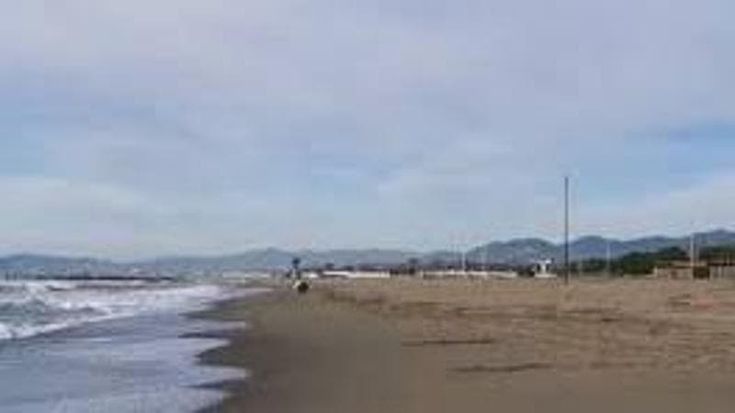 Forte dei Marmi, il sindaco chiude la spiaggia libera di notte contro i vandali. “Dobbiamo ristabilire l’ordine”