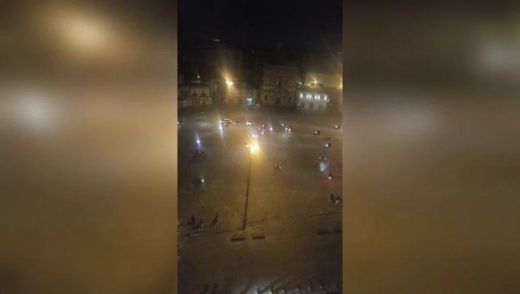  Napoli, piazza Mercato assediata di sera da ragazzini in scooter