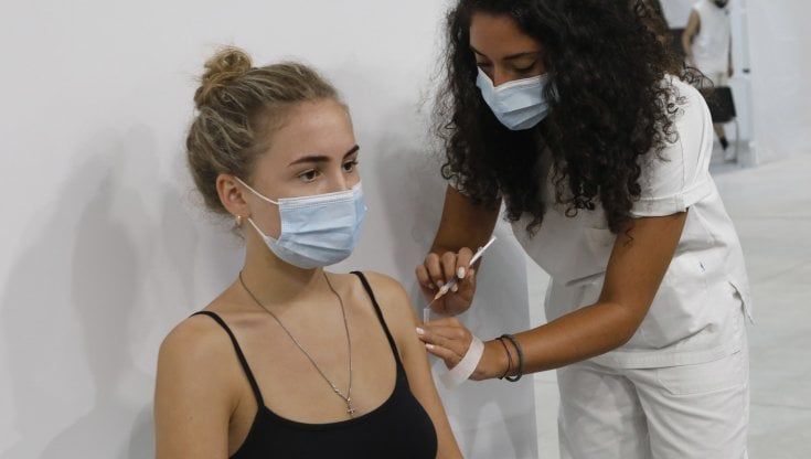 Vaccini, 4 open day per studenti e personale scolastico a Napoli: 13mila dosi