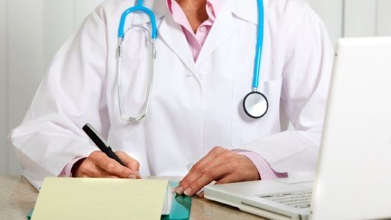 Meglio andare dal medico, nella diagnosi il dottore batte il computer