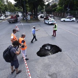 Torino: effetto piogge, si apre una voragine in corso Appio Claudio