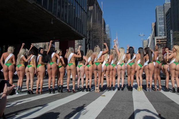 Brasile, la sfilata delle Miss "Fondoschiena" manda in tilt il traffico di San Paolo
