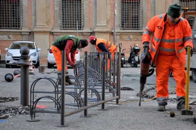 Bologna, in piazza Rossini via alcuni posti auto, per far spazio agli stalli per le bici