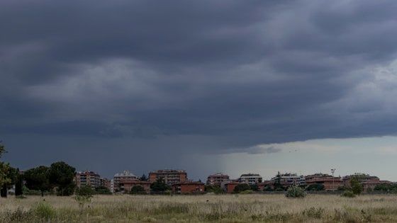 Meteo Roma, allagamenti e alberi pericolanti. Pioggia e maltempo previsti per tutto il week end