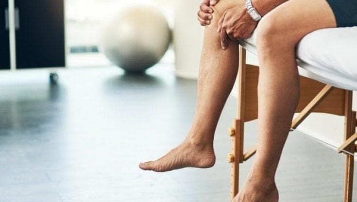 Gambe gonfie, quando diventano un segnale d’allarme per il cuore
